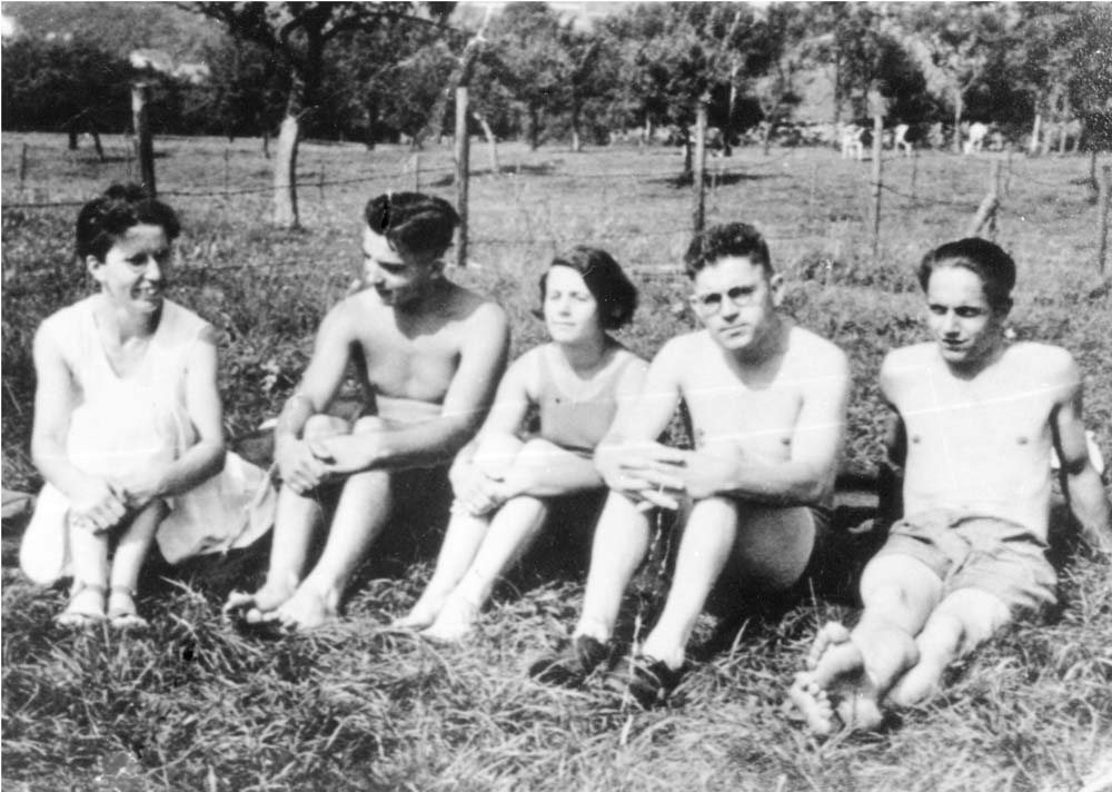 Henny Neu (l.) zusammen mit Georg Buch (2. von r.) und einigen weiteren SAJ-Mitgliedern während einer illegalen Radtour nach Diez an der Lahn im Jahr 1934